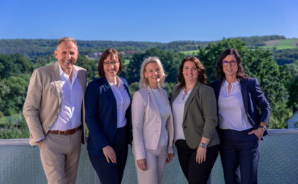 Das Team der Wodzak.Littig Personalberatung auf der Dachterrasse am Standort in Bayreuth